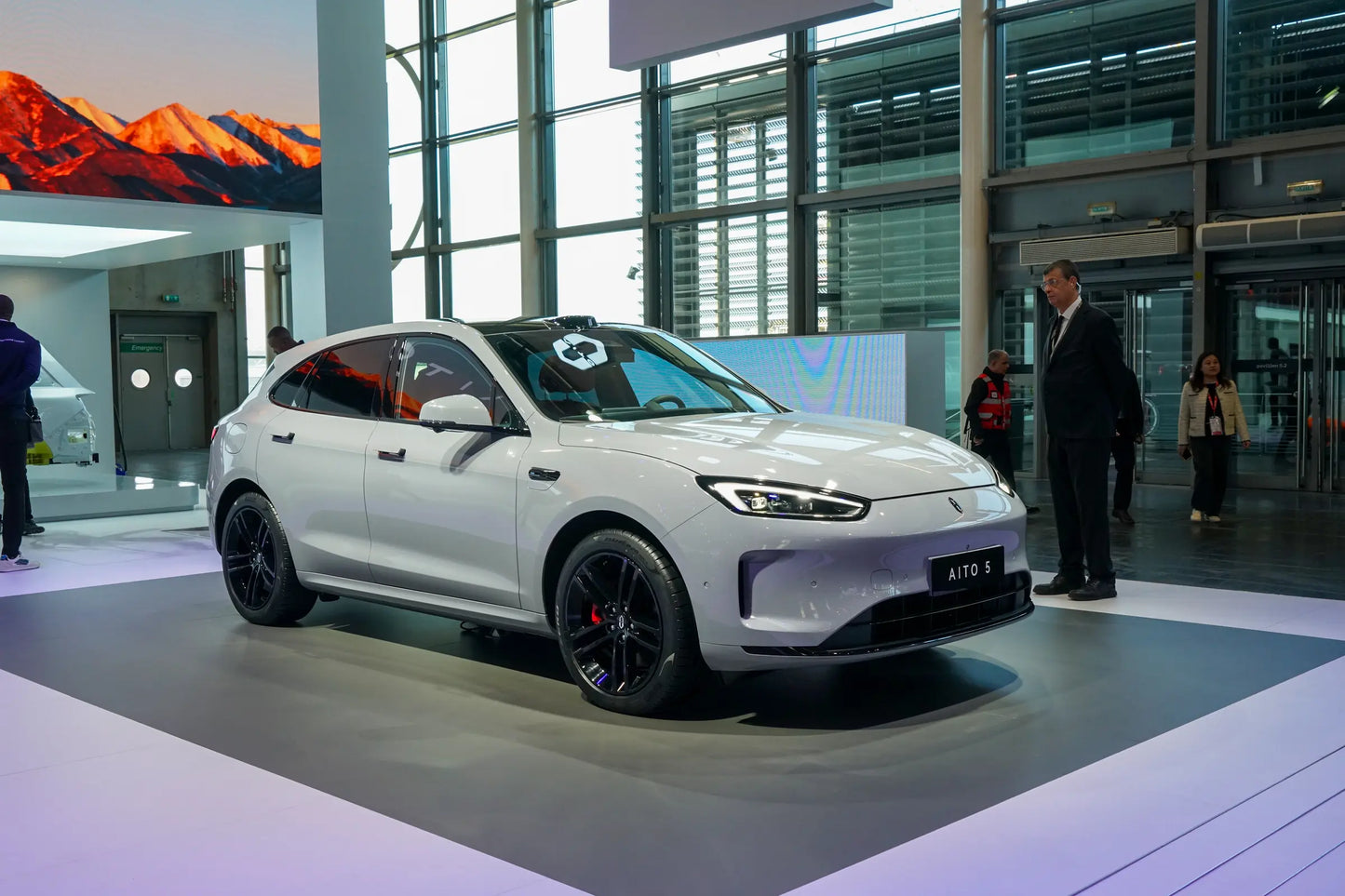 سيريس أوتو AITO M5-هايبرد REEV