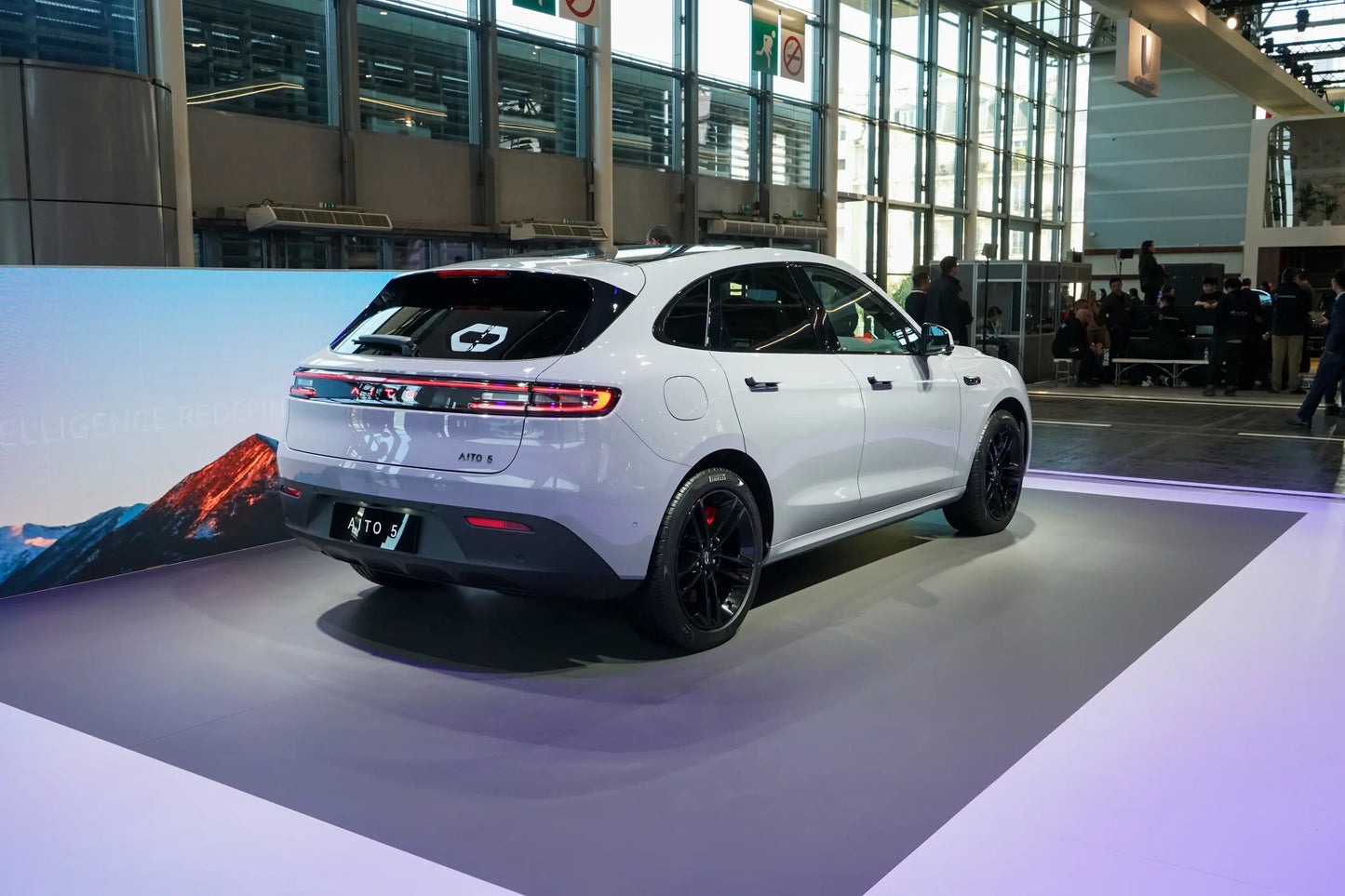 سيريس أوتو AITO M5-هايبرد REEV