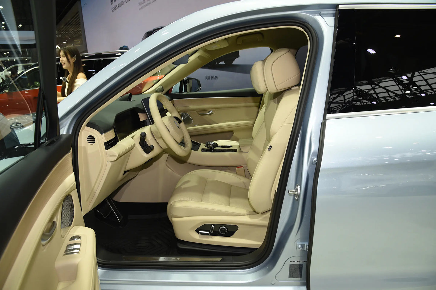 سيريس أوتو AITO M5