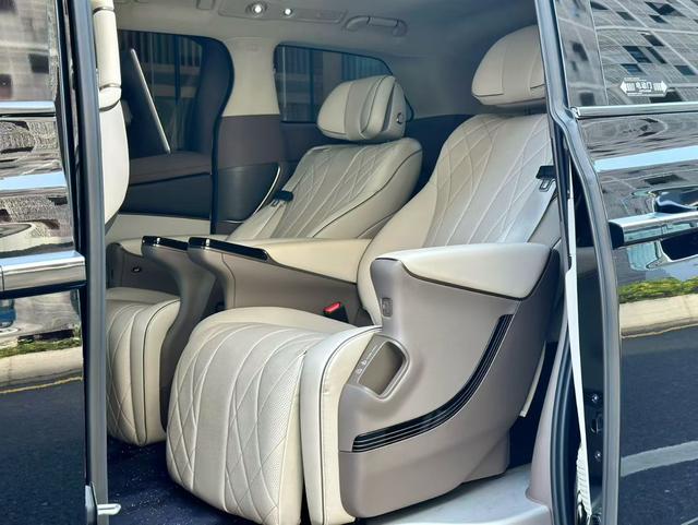 Certificated Pre-Owned Denza D9 DM 2022 Edition 970 4WD Flagship Model -u22445736