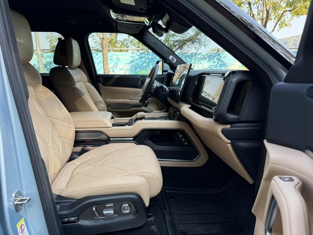 Certificated Pre-Owned Formula Leopard 8 2025 Brave and Wise Flagship Edition 7-Seater -u22495275