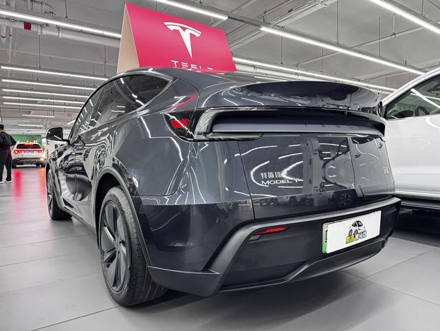 Pre-Owned Tesla Model Y 2025 Rear-Wheel Drive First Edition