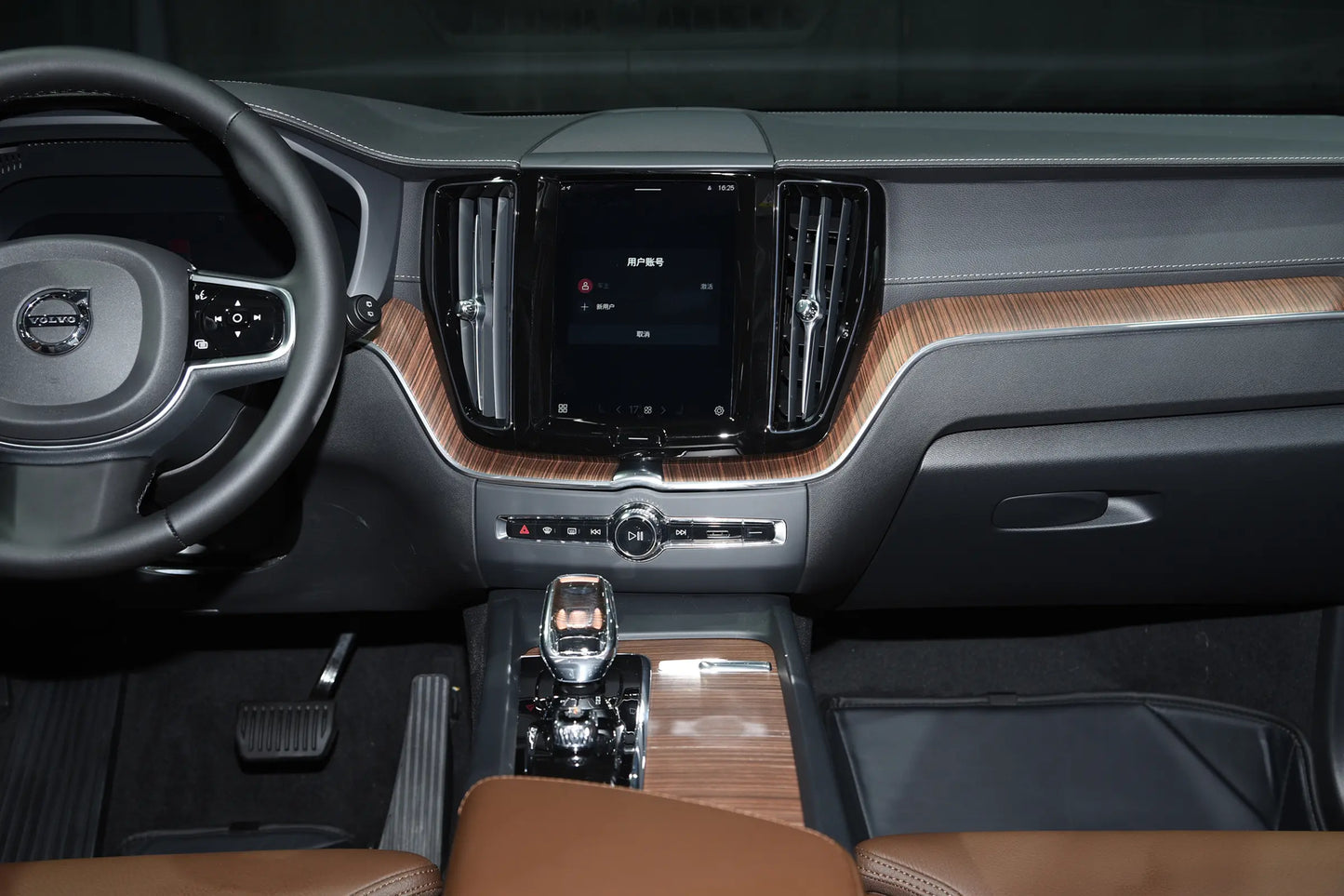 فولفو XC60 - هجينة PHEV