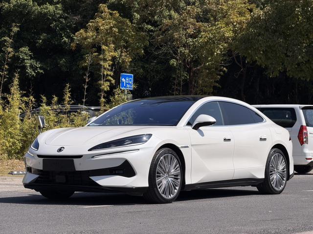 Certificated Pre-Owned Denza Z9 DM 2024 1100 4WD Ultra Edition -u22729564