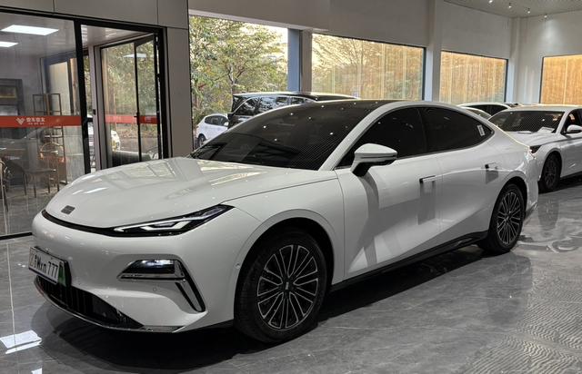 Certificated Pre-Owned Geely Galaxy Xingyao 8 PHEV 2025 Edition 130km EM-i Premium Version