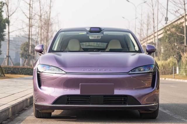 Certificated Pre-Owned Zhijie R7 2024 Extended-Range 37kWh Max Rear-Wheel Drive Version -u22523070