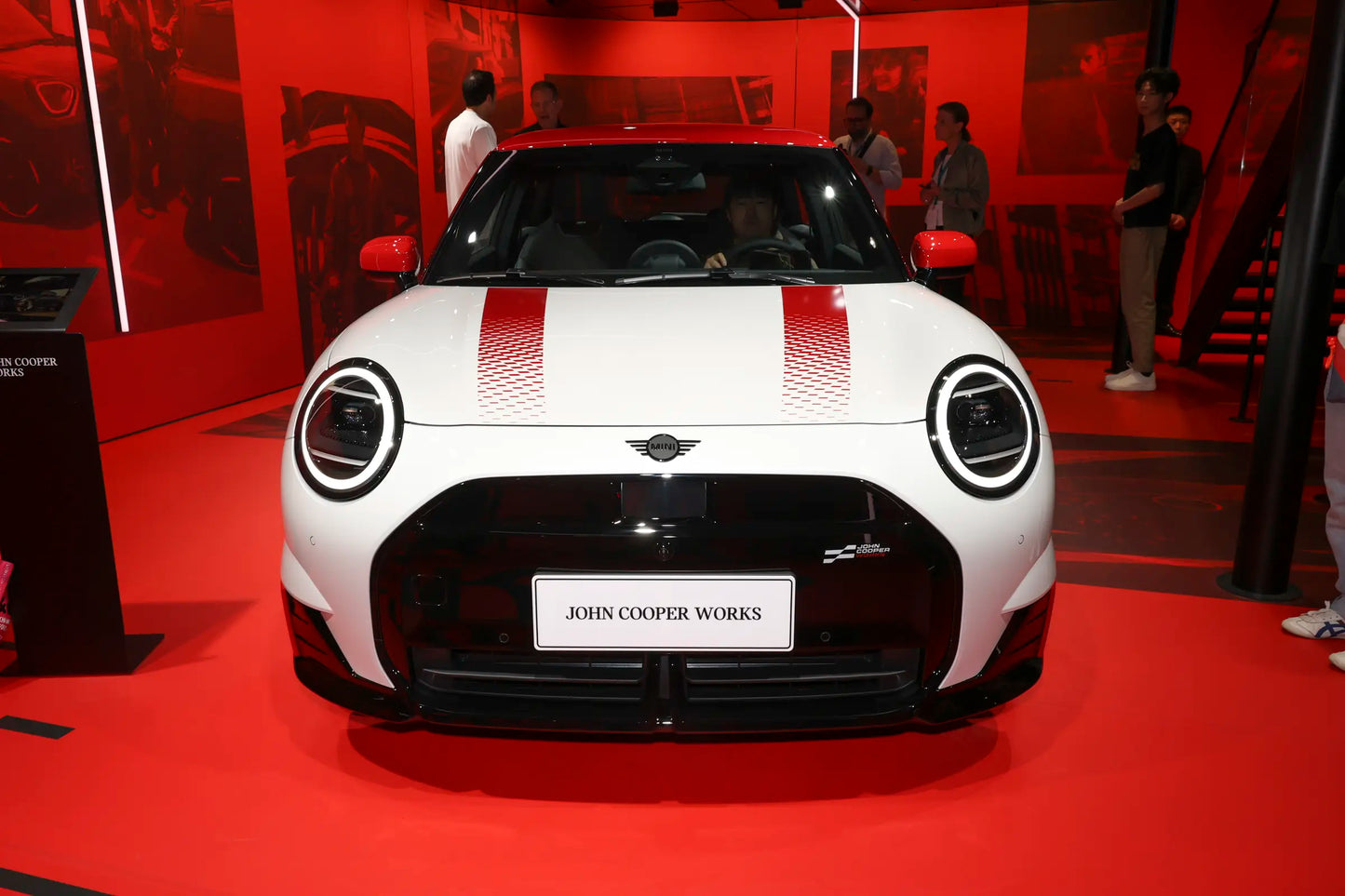 سيارة MINI JCW الكهربائية سبوت لايت