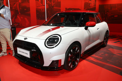 سيارة MINI JCW الكهربائية سبوت لايت