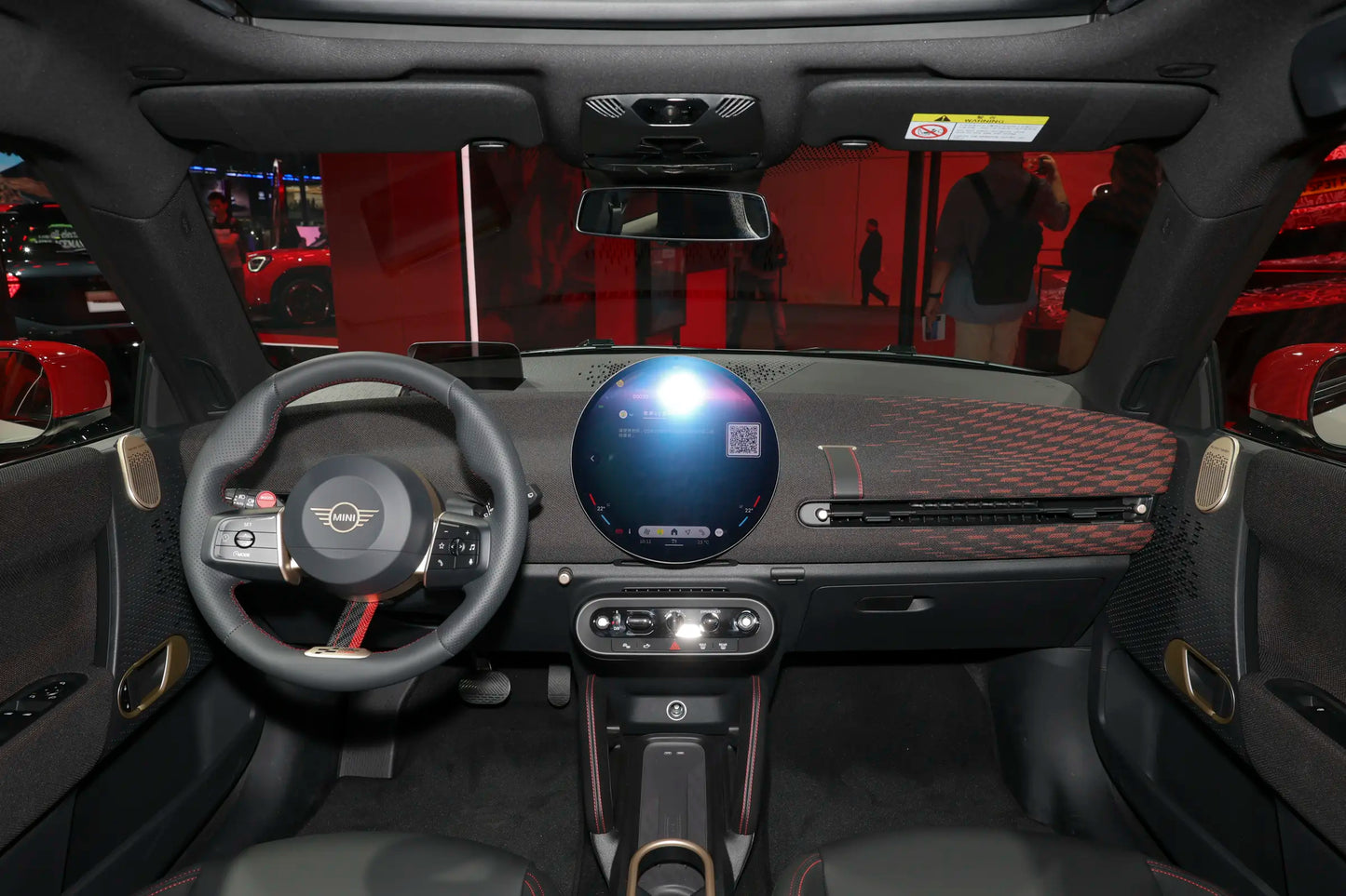 سيارة MINI JCW الكهربائية سبوت لايت