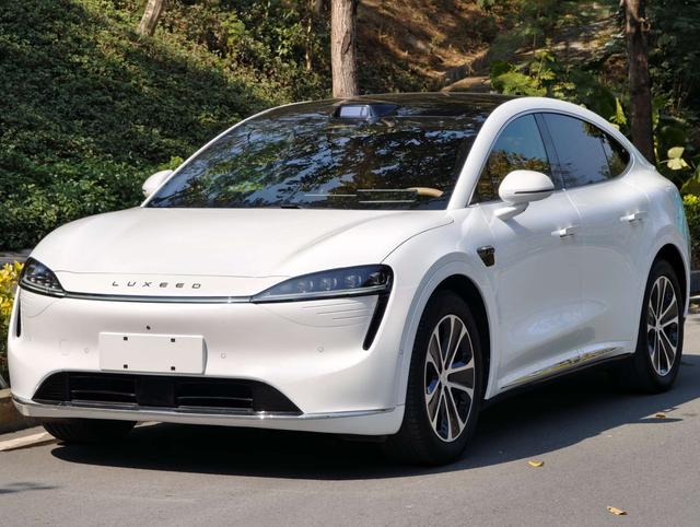 Certificated Pre-Owned Zhijie R7 2024 All-Electric 100kWh Ultra Four-Wheel Drive Version -u22583907