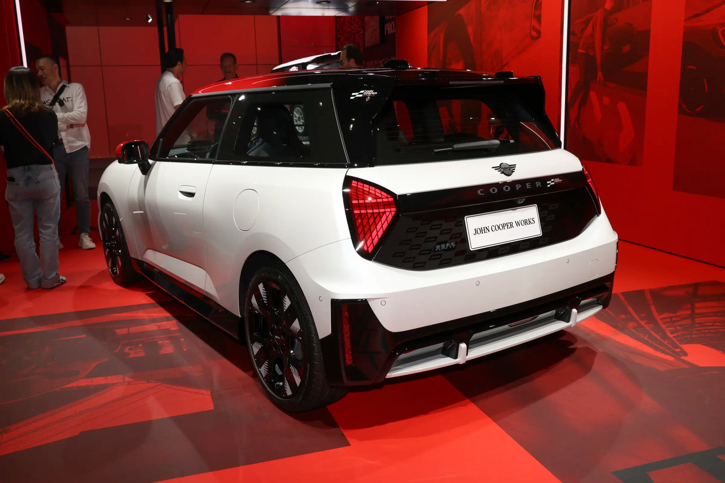 سيارة MINI JCW الكهربائية سبوت لايت