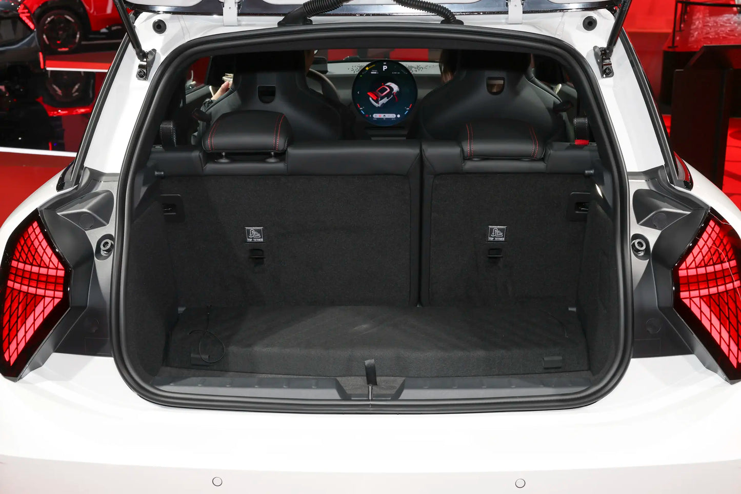 سيارة MINI JCW الكهربائية سبوت لايت