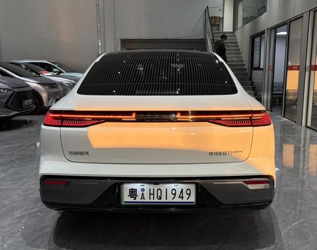 Certificated Pre-Owned Geely Galaxy Xingyao 8 PHEV 2025 Edition 130km EM-i Premium Version