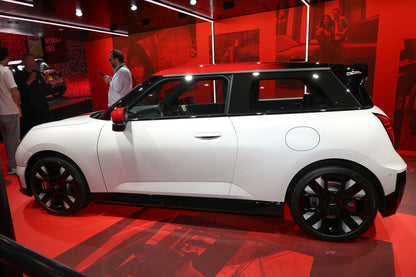 سيارة MINI JCW الكهربائية سبوت لايت