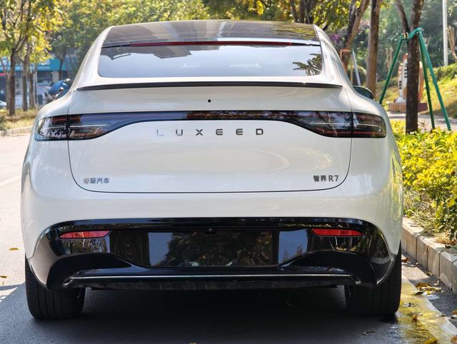 Certificated Pre-Owned Zhijie R7 2024 All-Electric 100kWh Ultra Four-Wheel Drive Version -u22583907