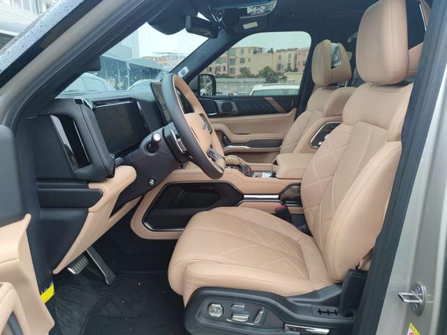 Certificated Pre-Owned Formula Leopard 8 2025 Brave and Wise Flagship Edition 7-Seater -u21708105