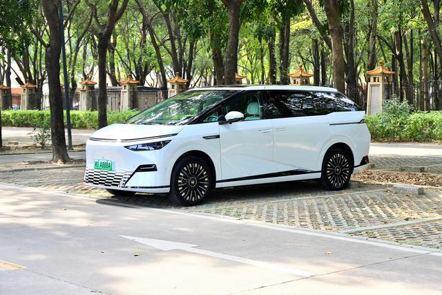 Certificated Pre-Owned XPENG X9 2025 All-Electric 650 Long Range Max-u22131106