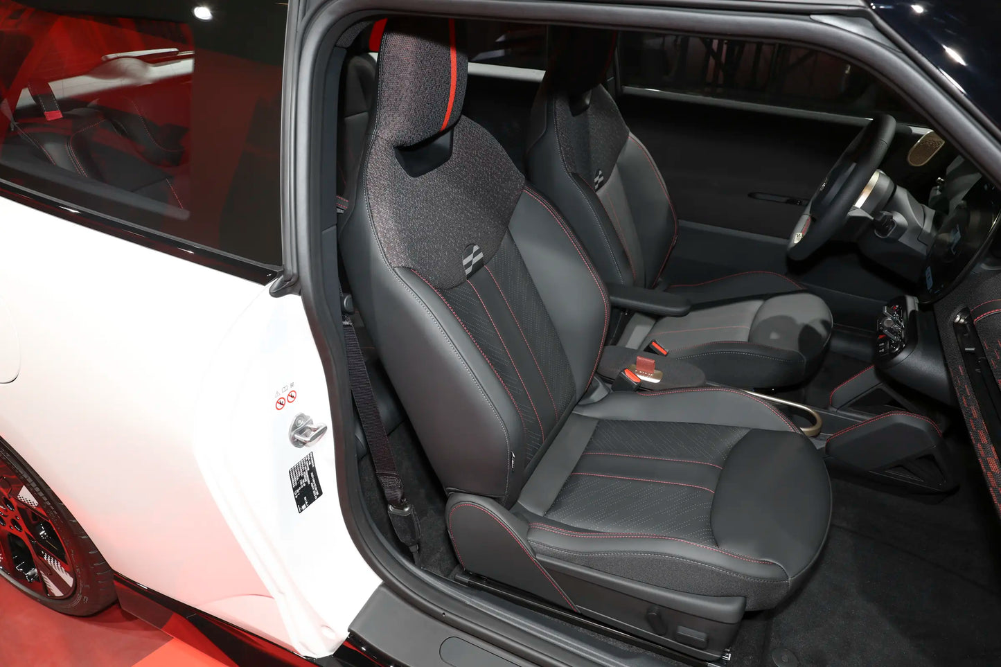 سيارة MINI JCW الكهربائية سبوت لايت
