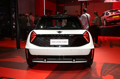 سيارة MINI JCW الكهربائية سبوت لايت